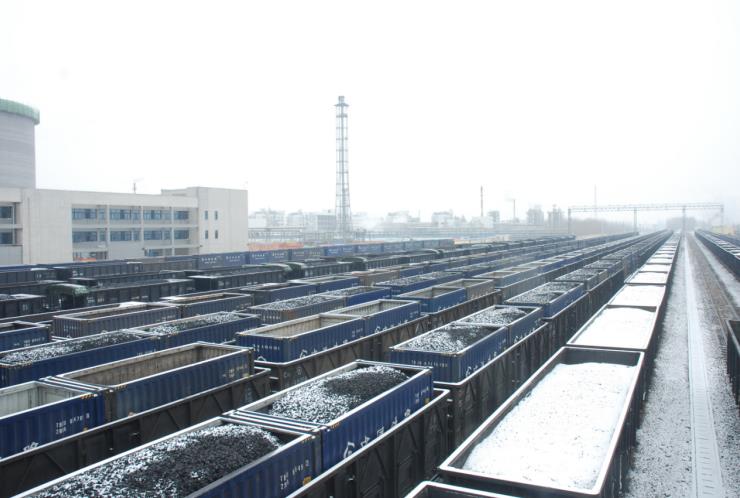 滿載煤炭的列車整裝待發(fā)。黃華偉攝