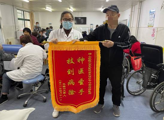 C:\Users\JC\Desktop\王慧收錦旗 (2).jpg